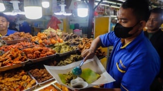 Pengunjung memilih menu berbuka puasa di Sentra kuliner Nasi Kapau di Jalan Kramat Raya, Senen, Jakarta, Kamis (14/3/2024). [Suara.com/Alfian Winanto]