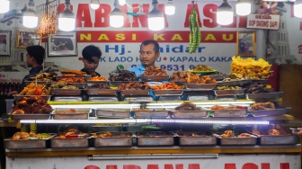 Pengunjung memilih menu berbuka puasa di Sentra kuliner Nasi Kapau di Jalan Kramat Raya, Senen, Jakarta, Kamis (14/3/2024). [Suara.com/Alfian Winanto]