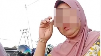 Viral Video Ibu di Sambas Nangis Sesenggukan Kehilangan Belanjaan di Parkiran Pasar