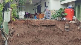 Ngeri! Akibat Hujan Lebat di Semarang, Jalan di Atas Gorong-gorong Amblas hingga Kedalaman 12 Meter