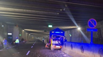 Diduga Sopir Mengantuk, Sebuah Truk Tabrak Pembatas Jalan di Underpass Bandara YIA