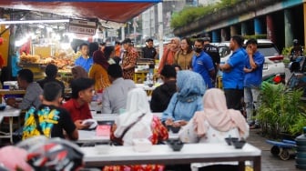 Pengunjung memilih menu berbuka puasa di Sentra kuliner Nasi Kapau di Jalan Kramat Raya, Senen, Jakarta, Kamis (14/3/2024). [Suara.com/Alfian Winanto]