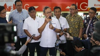 Menteri Perdagangan (Mendag) Zulkifli Hasan menggelar konferensi pers saat melakukan kunjungan di Blok A Pasar Tanah Abang, Jakarta, Kamis (14/3/2024). [Suara.com/Alfian Winanto]