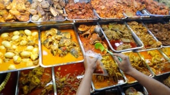 Pengunjung memilih menu berbuka puasa di Sentra kuliner Nasi Kapau di Jalan Kramat Raya, Senen, Jakarta, Kamis (14/3/2024). [Suara.com/Alfian Winanto]