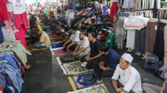 Umat Islam melaksanakan shalat Jumat pertama di bulan Ramadhan 1445 H di Pasar Tanah Abang, Jakarta, Jumat (15/3/2024). [Suara.com/Alfian Winanto]