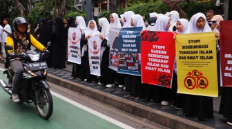 Massa saat menggelar aksi Indonesia Anti Islamphobia di kawasan Bundaran Hotel Indonesia, Jakarta, Jumat (15/3/2024). [Suara.com/Alfian Winanto]