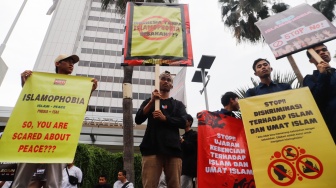 Massa saat menggelar aksi Indonesia Anti Islamphobia di kawasan Bundaran Hotel Indonesia, Jakarta, Jumat (15/3/2024). [Suara.com/Alfian Winanto]