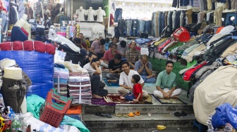 Umat Islam melaksanakan shalat Jumat pertama di bulan Ramadhan 1445 H di Pasar Tanah Abang, Jakarta, Jumat (15/3/2024). [Suara.com/Alfian Winanto]