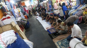 Umat Islam melaksanakan shalat Jumat pertama di bulan Ramadhan 1445 H di Pasar Tanah Abang, Jakarta, Jumat (15/3/2024). [Suara.com/Alfian Winanto]