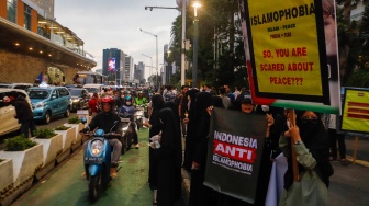 Massa saat menggelar aksi Indonesia Anti Islamphobia di kawasan Bundaran Hotel Indonesia, Jakarta, Jumat (15/3/2024). [Suara.com/Alfian Winanto]