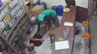 Nekat! Pria Beratribut Ojol Curi Ponsel di Toko Parfum Saat Penjaga Tertidur