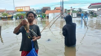 Cerita Unik Dibalik Banjir Semarang, Ada yang Mencari Ikan hingga Nekat Berjualan Gorengan