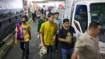 Umat Islam usai melaksanakan shalat Jumat pertama di bulan Ramadhan 1445 H di Pasar Tanah Abang, Jakarta, Jumat (15/3/2024). [Suara.com/Alfian Winanto]