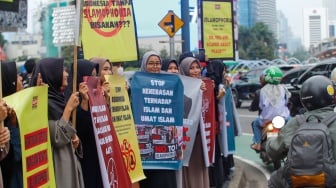 Massa saat menggelar aksi Indonesia Anti Islamphobia di kawasan Bundaran Hotel Indonesia, Jakarta, Jumat (15/3/2024). [Suara.com/Alfian Winanto]