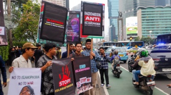 Massa saat menggelar aksi Indonesia Anti Islamphobia di kawasan Bundaran Hotel Indonesia, Jakarta, Jumat (15/3/2024). [Suara.com/Alfian Winanto]