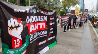 Massa saat menggelar aksi Indonesia Anti Islamphobia di kawasan Bundaran Hotel Indonesia, Jakarta, Jumat (15/3/2024). [Suara.com/Alfian Winanto]