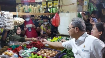 Datangi Pasar Kramat Jati, Mendag Zulhas Borong Jualan Pedagang