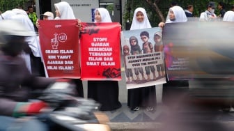 Massa saat menggelar aksi Indonesia Anti Islamphobia di kawasan Bundaran Hotel Indonesia, Jakarta, Jumat (15/3/2024). [Suara.com/Alfian Winanto]