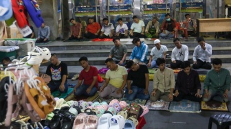 Umat Islam melaksanakan shalat Jumat pertama di bulan Ramadhan 1445 H di Pasar Tanah Abang, Jakarta, Jumat (15/3/2024). [Suara.com/Alfian Winanto]