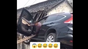 Heboh Honda CR-V 'Terbang' ke Atap Rumah, Bikin Geleng-geleng Kepala