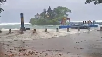 Gelombang Tinggi, Pantai Selatan Malang Porak-poranda