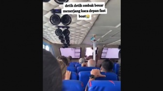 Mencekam! Detik-detik Ombak Besar Terjang Kapal Wisatawan di Bali