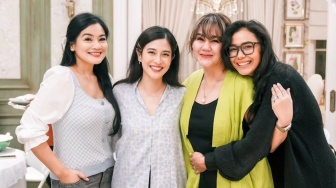 9 Potret Ulang Tahun Dian Sastrowardoyo ke-42, Dirayakan Bersama Cast AADC