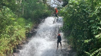 Ngabuburit Ekstrem Pelajar Banjarnegara: Menunggu Buka Sembari Turuni Air Terjun Pakai Tali