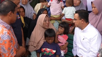 Kunjungi Warga Terdampak Banjir di Sumbar, Anies Kasih Bantuan Paket Sembako