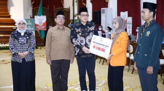 Serahkan Zakat ke Baznas Jatim, Pj. Gubernur Adhy : Wujud Rasa Syukur dan Tunaikan Rukun Islam Ketiga