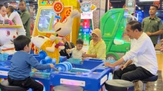 Momen Jokowi Ajak Tiga Cucunya Main ke Botani Square Mall Bogor