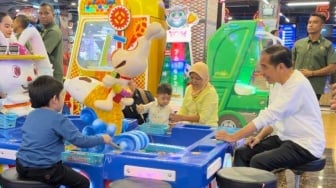 Dijaga Ketat Paspampres, Jokowi Asyik Ajak 3 Cucunya Main Di Botani Mall Bogor