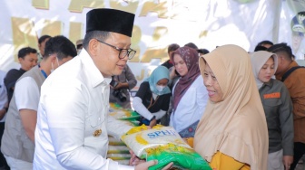 Safari Ramadan, Pj Gubernur Jatim Serahkan Santunan untuk Yatim dan Dhuafa