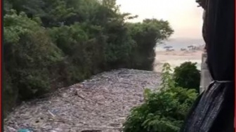 Uang Pungutan Wisman Digunakan Untuk TPS3R, Bukan Sampah Kiriman di Pantai