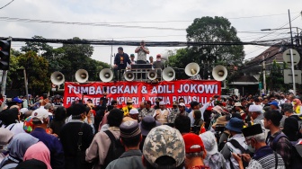 Massa yang tergabung dalam Gerakan Masyarakat Sipil Selamatkan Demokrasi Indonesia saat menggelar aksi di depan Gedung Komisi Pemilihan Umum (KPU) RI, Jakarta,  Senin (18/3/2024). [Suara.com/Alfian Winanto]