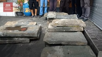 Sejumlah Batu Nisan Makam Tionghoa Dijadikan Penutup Selokan di Semarang, Kok Bisa?