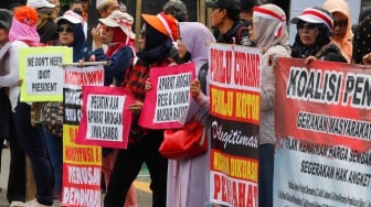 Massa yang tergabung dalam Gerakan Masyarakat Sipil Selamatkan Demokrasi Indonesia saat menggelar aksi di depan Gedung Komisi Pemilihan Umum (KPU) RI, Jakarta,  Senin (18/3/2024). [Suara.com/Alfian Winanto]