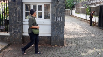 Suasana di Rumah Pahlawan Nasional Moh Yamin di Jalan Diponegoro 10, Menteng, Jakarta Pusat, Senin (18/3/2024). [Suara.com/Alfian Winanto]