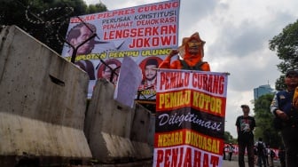 Massa yang tergabung dalam Gerakan Masyarakat Sipil Selamatkan Demokrasi Indonesia saat menggelar aksi di depan Gedung Komisi Pemilihan Umum (KPU) RI, Jakarta,  Senin (18/3/2024). [Suara.com/Alfian Winanto]