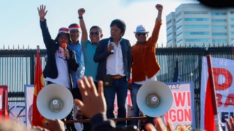 Politisi PDIP sekaligus Anggota DPR, Adian Napitupulu (tengah) menemui pengunjuk rasa saat menggelar aksi di depan Gedung DPR RI, Senayan, Jakarta, Selasa (19/3/2024). [Suara.com/Alfian Winanto]