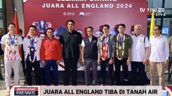 Ambil Posisi Tengah, Menpora Banjir Kritikan saat Foto Bersama Atlet Juara All England