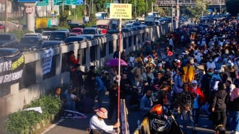 Massa dari Gerakan Mahasiswa Bersama Rakyat (Gemarak) saat menggelar aksi unjuk rasa di depan Gedung DPR RI, Senayan, Jakarta, Selasa (19/3/2024). [Suara.com/Alfian Winanto]