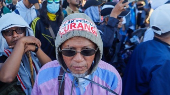 Massa dari Gerakan Mahasiswa Bersama Rakyat (Gemarak) saat menggelar aksi unjuk rasa di depan Gedung DPR RI, Senayan, Jakarta, Selasa (19/3/2024). [Suara.com/Alfian Winanto]