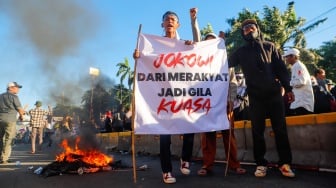 Massa dari Gerakan Mahasiswa Bersama Rakyat (Gemarak) saat menggelar aksi unjuk rasa di depan Gedung DPR RI, Senayan, Jakarta, Selasa (19/3/2024). [Suara.com/Alfian Winanto]