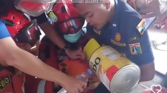 Viral Petugas Damkar Evakuasi Kepala Bocah 5 Tahun Tersangkut Kaleng Susu, Warganet: Ada-ada Bae