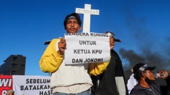 Massa dari Gerakan Mahasiswa Bersama Rakyat (Gemarak) saat menggelar aksi unjuk rasa di depan Gedung DPR RI, Senayan, Jakarta, Selasa (19/3/2024). [Suara.com/Alfian Winanto]