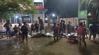 Banjir Tak Kunjung Surut, Warga Demak Gotong Royong Bikin Bendungan Darurat