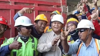 Prabowo Tepis Tangan Pekerja IKN yang Pose Dua Jari saat Foto Bareng: Pemilihan Belum Usai