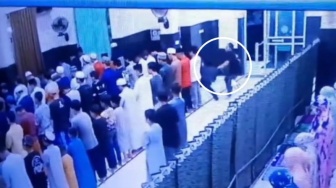 Ditangkap! Remaja Masuk Masjid Pakai Sajam Ancam Jemaah Sedang Salat