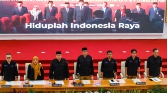 Ketua KPU Hasyim Asy'ari (tengah) bersama para anggota KPU saat Rapat Pleno Terbuka Penetapan Hasil Pemilu 2024 Tingkat Nasional di Kantor KPU RI, Jakarta, Rabu (20/3/2024). [Suara.com/Alfian Winanto]